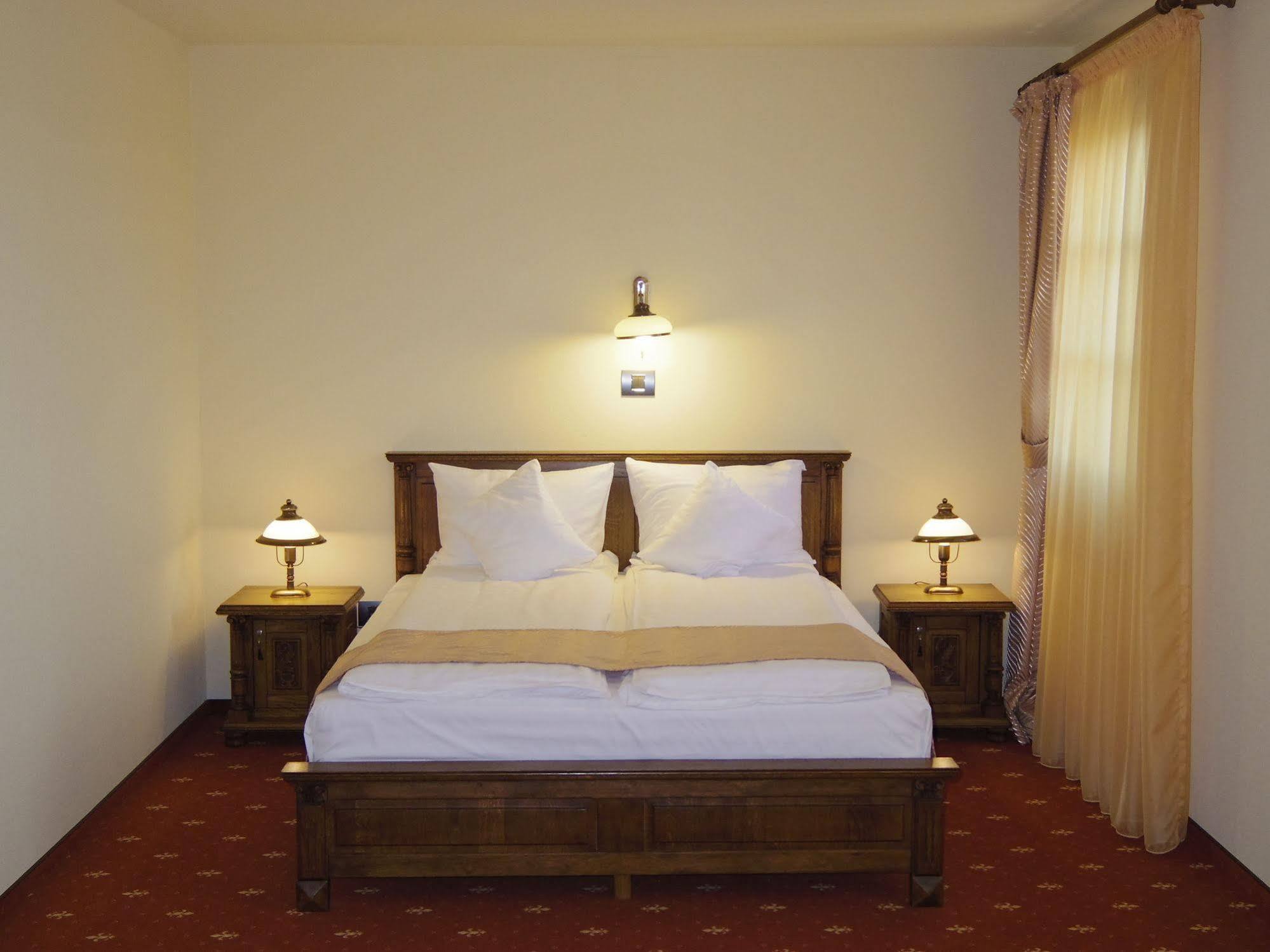 Hotel Castel Royal Mosnita Noua Экстерьер фото